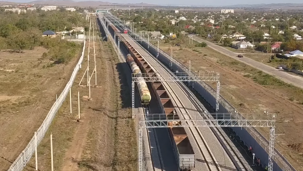 Крымский мост. Продолжается поставка ограждений для ЖД инфраструктуры